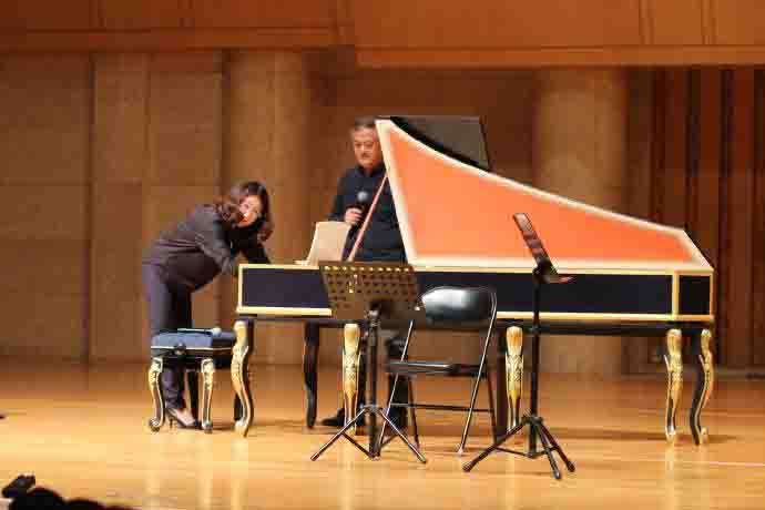 小型音樂會正在調(diào)試鋼琴的老師 小型音樂會正在調(diào)試鋼琴的老師