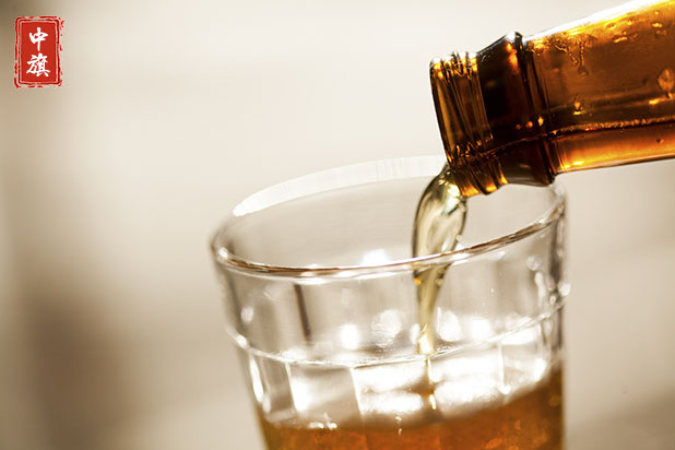 小旗自治的飲品倒入酒杯過程 小旗自治的飲品倒入酒杯過程