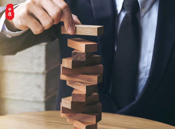 同事們齊心協力堆積木 同事們齊心協力堆積木