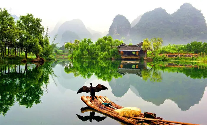 旅行社安排的竹筏,可以在這上面游玩.jpg 旅行社安排的竹筏,可以在這上面游玩.jpg