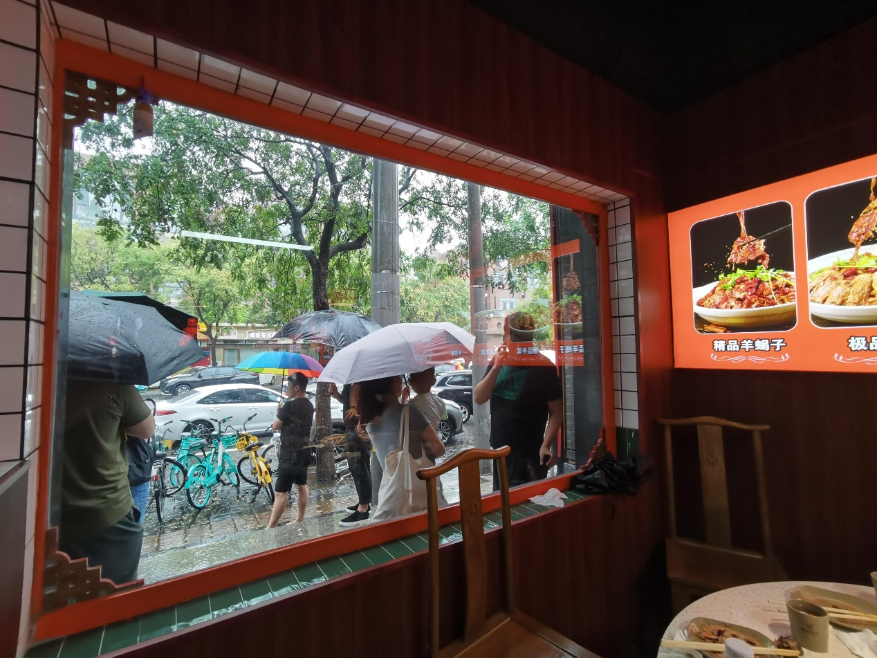 店內爆滿，外面等待的也非常多