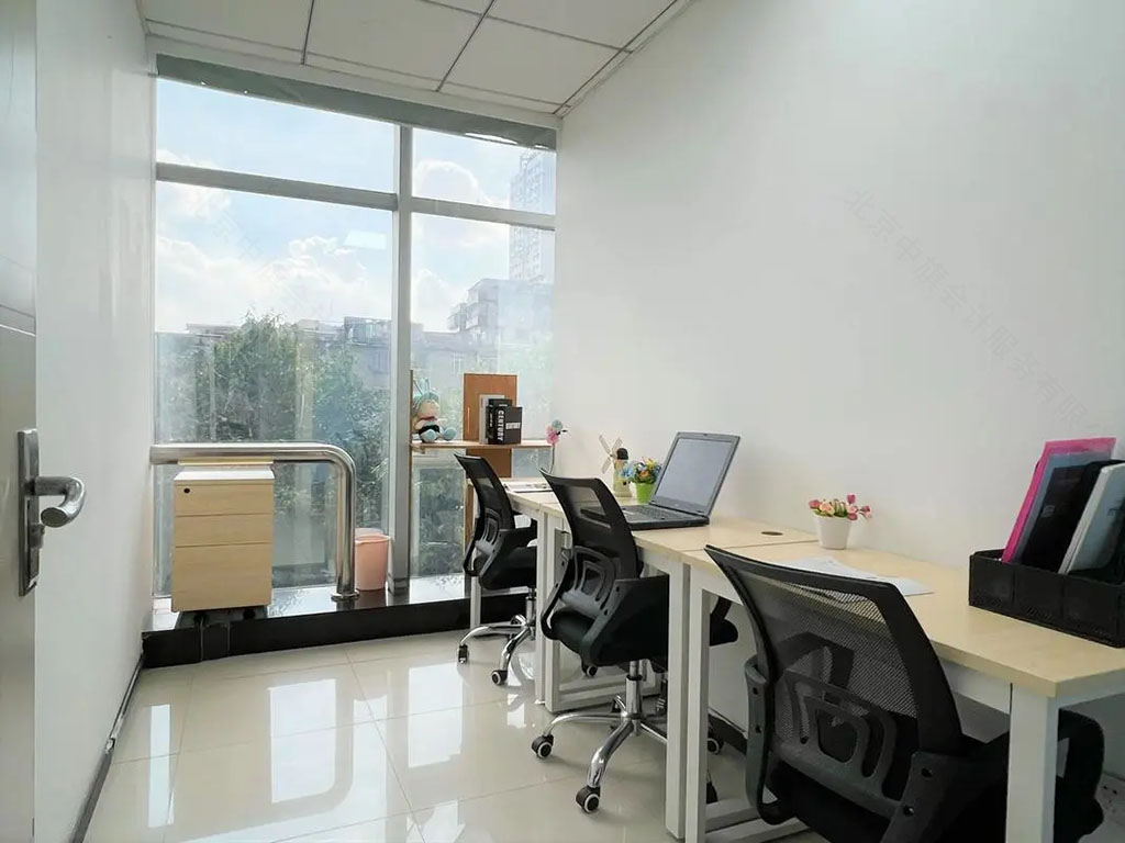 公司客服部辦公室里面是三個工位