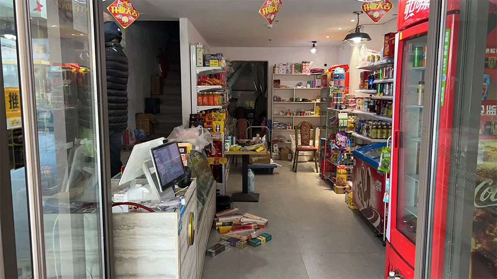 小張新開張的便利店還是比較凌亂的.jpg