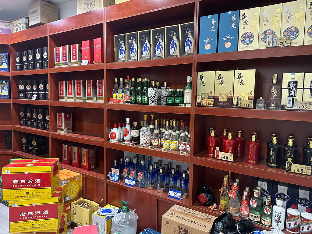 店鋪里還有賣酒的