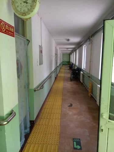 養(yǎng)老院走廊一角,地面鋪設(shè)盲道.jpg 養(yǎng)老院走廊一角,地面鋪設(shè)盲道.jpg
