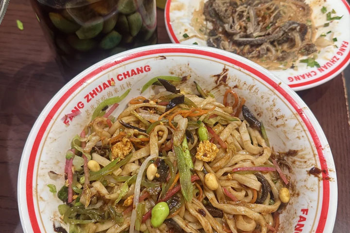 老北京炸醬面他家的味道挺不錯的，以前總?cè)コ?jpg