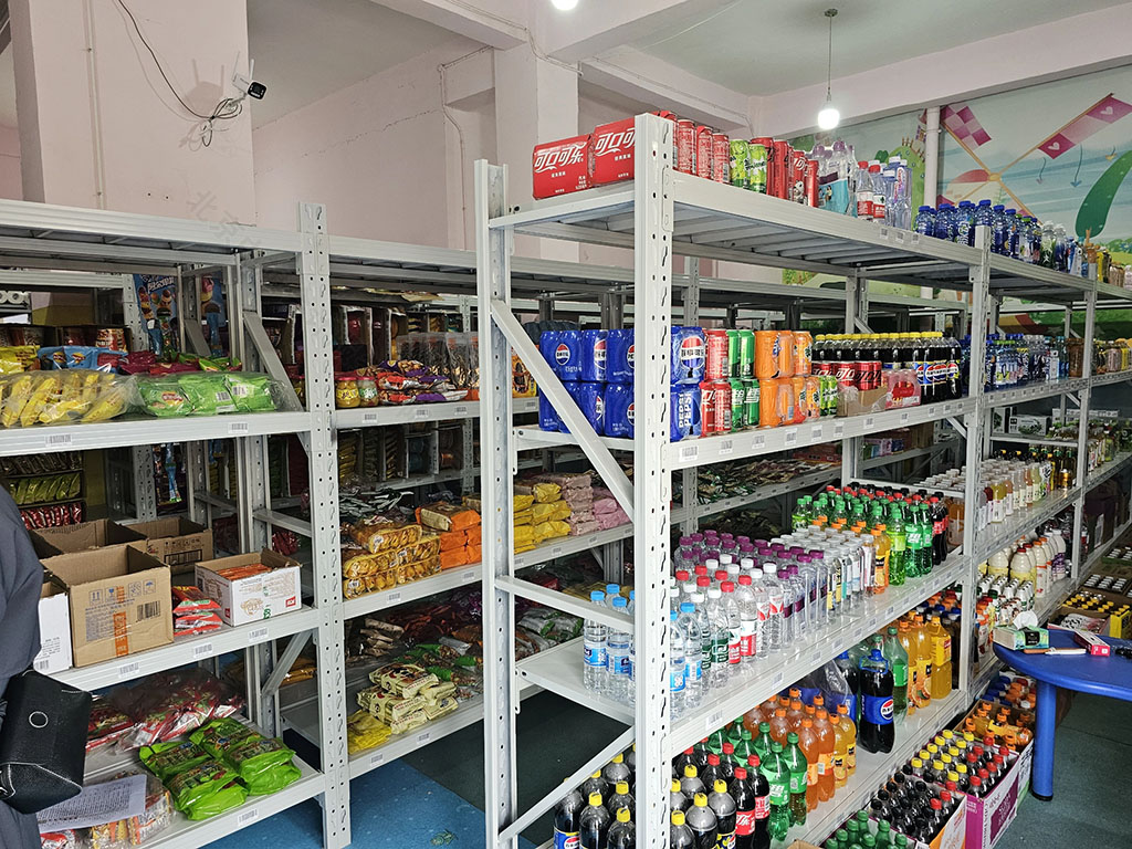剛開業的小超市上已經擺滿了水喝零食.jpg