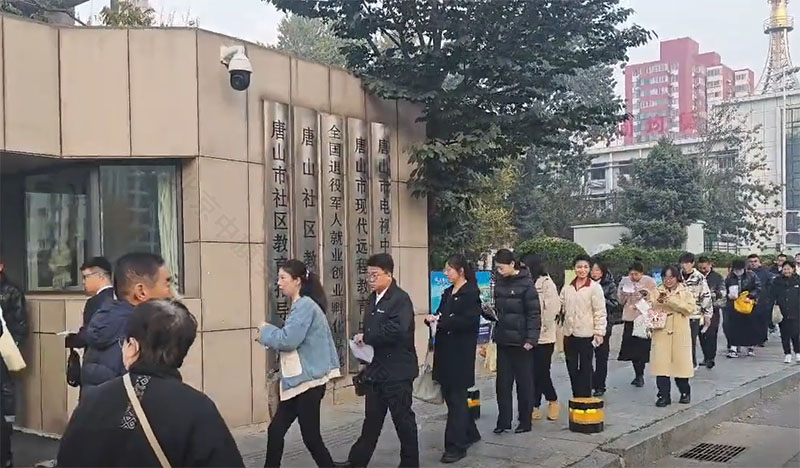 正在等待面試的小哥哥小姐姐們.jpg 正在等待面試的小哥哥小姐姐們.jpg