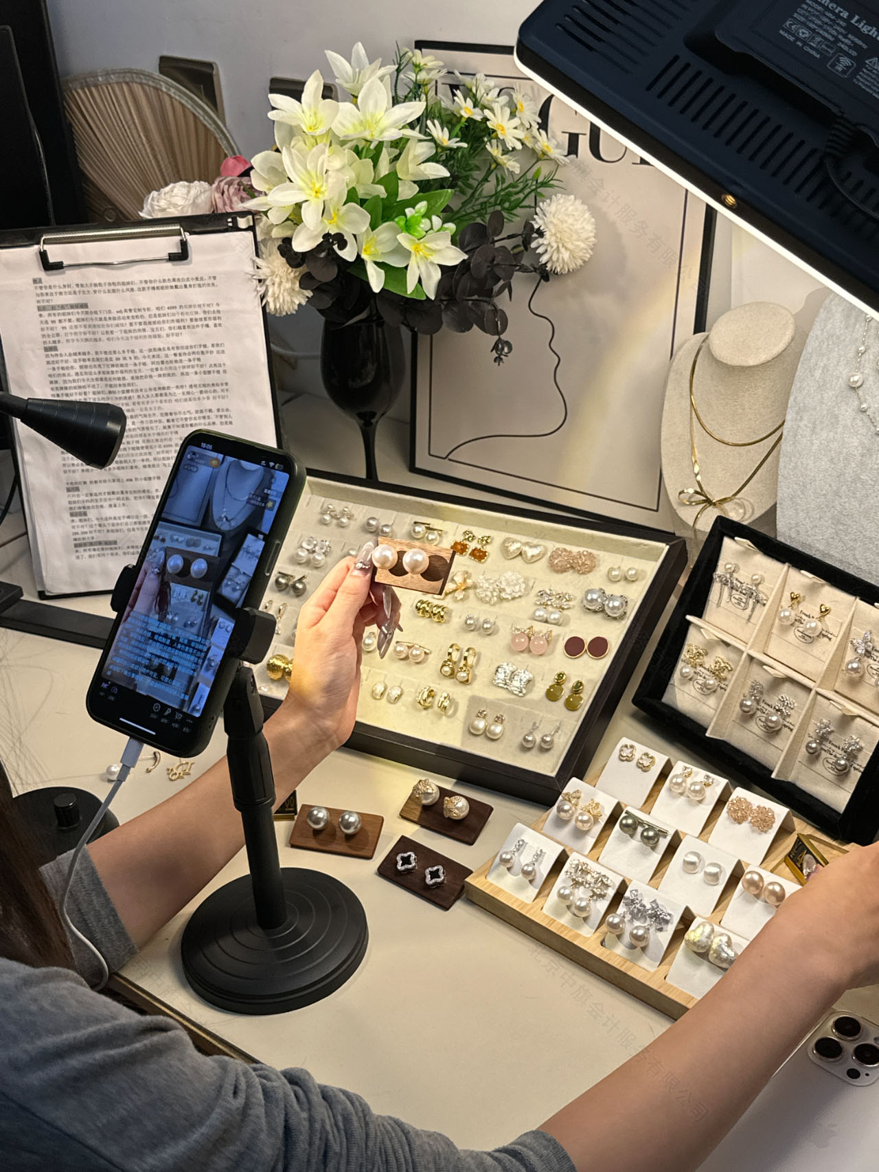 姐姐正在直播賣珠寶首飾,這個還算可以,挺簡單的.jpg 姐姐正在直播賣珠寶首飾,這個還算可以,挺簡單的.jpg