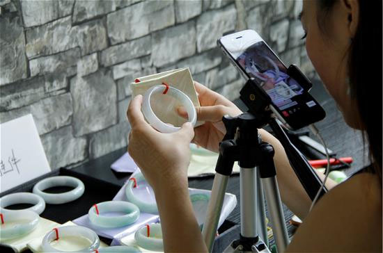 直播賣玉.jpg 直播賣玉.jpg