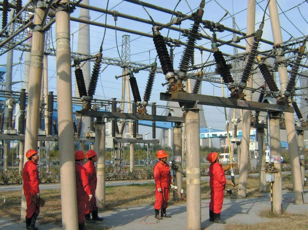 正在做電力維護的師傅們.jpg 正在做電力維護的師傅們.jpg