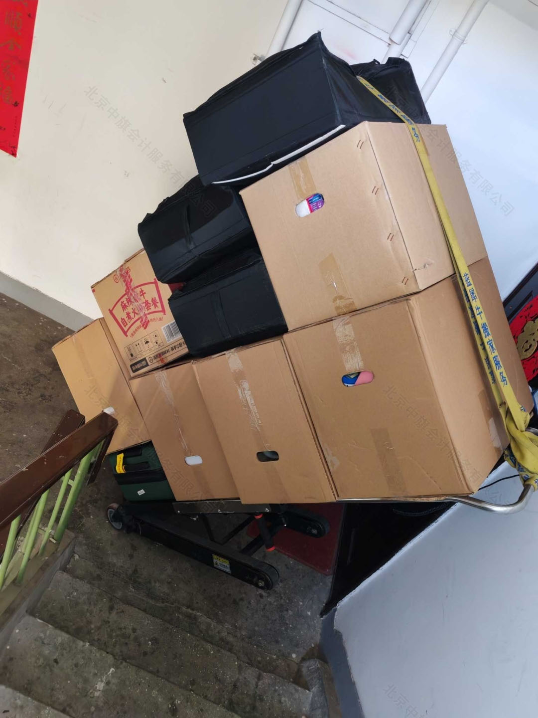 我一共就這些東西,搬家還好,上樓梯費勁,找的師傅給搬.jpg 我一共就這些東西,搬家還好,上樓梯費勁,找的師傅給搬.jpg