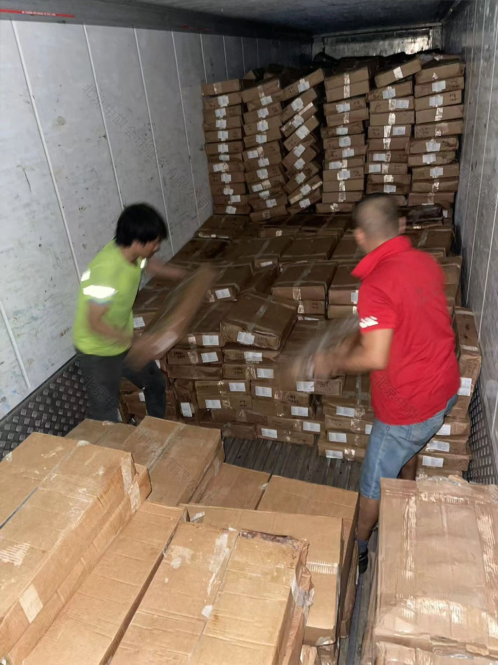 正在海關裝卸車.jpg 正在海關裝卸車.jpg