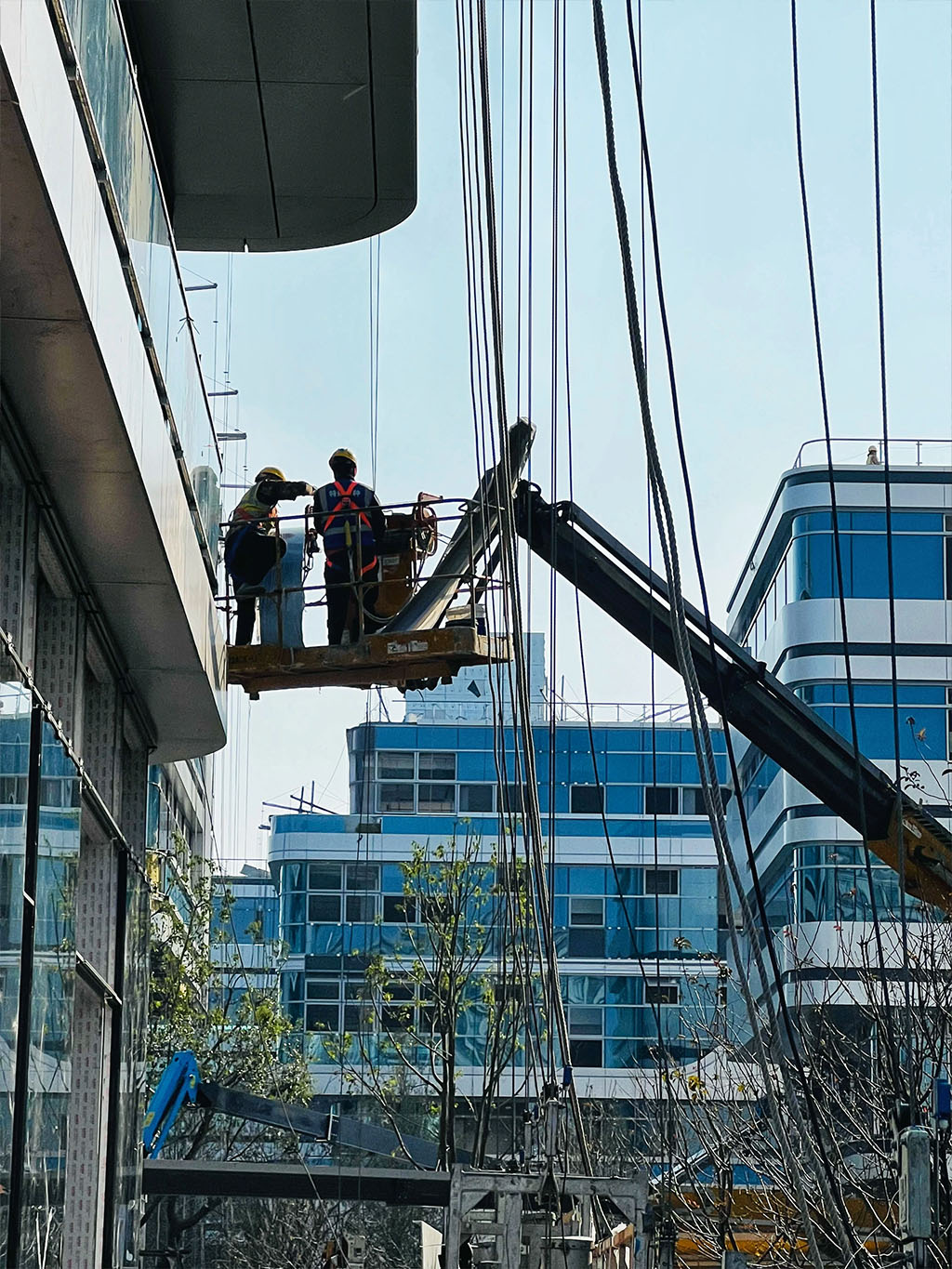 正在高空作業的師傅們.jpg