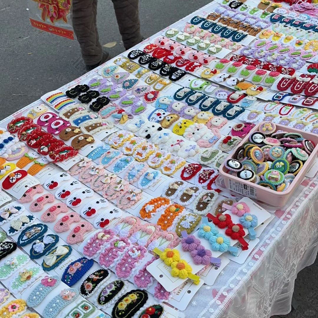 我們家小區樓下擺攤的發卡都是小女孩帶的.jpg