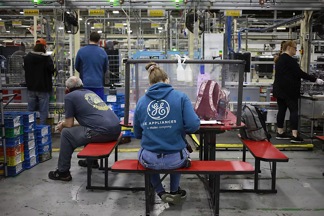 通用電氣正在工作的員工們.jpg 通用電氣正在工作的員工們.jpg