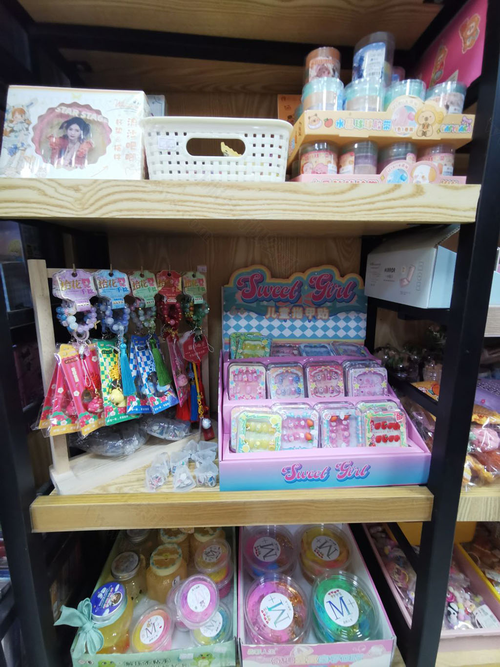 晨光店內的孩子小裝飾品.jpg 晨光店內的孩子小裝飾品.jpg