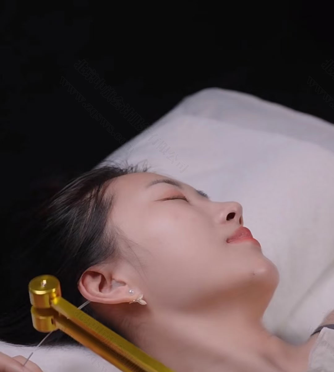 正在采耳的小姐姐.jpg 正在采耳的小姐姐.jpg