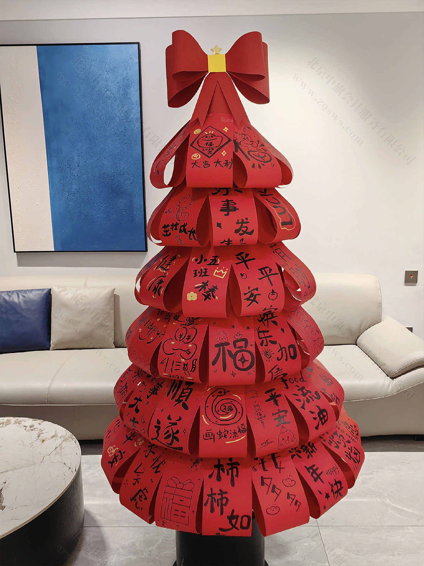 幼兒園準備的圣誕樹.jpg 幼兒園準備的圣誕樹.jpg