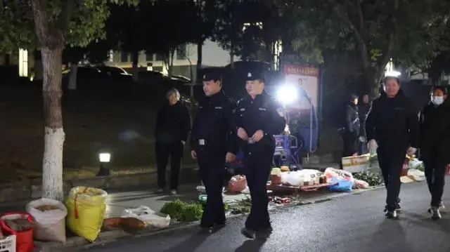 正在巡邏的警察叔叔們.png 正在巡邏的警察叔叔們.png