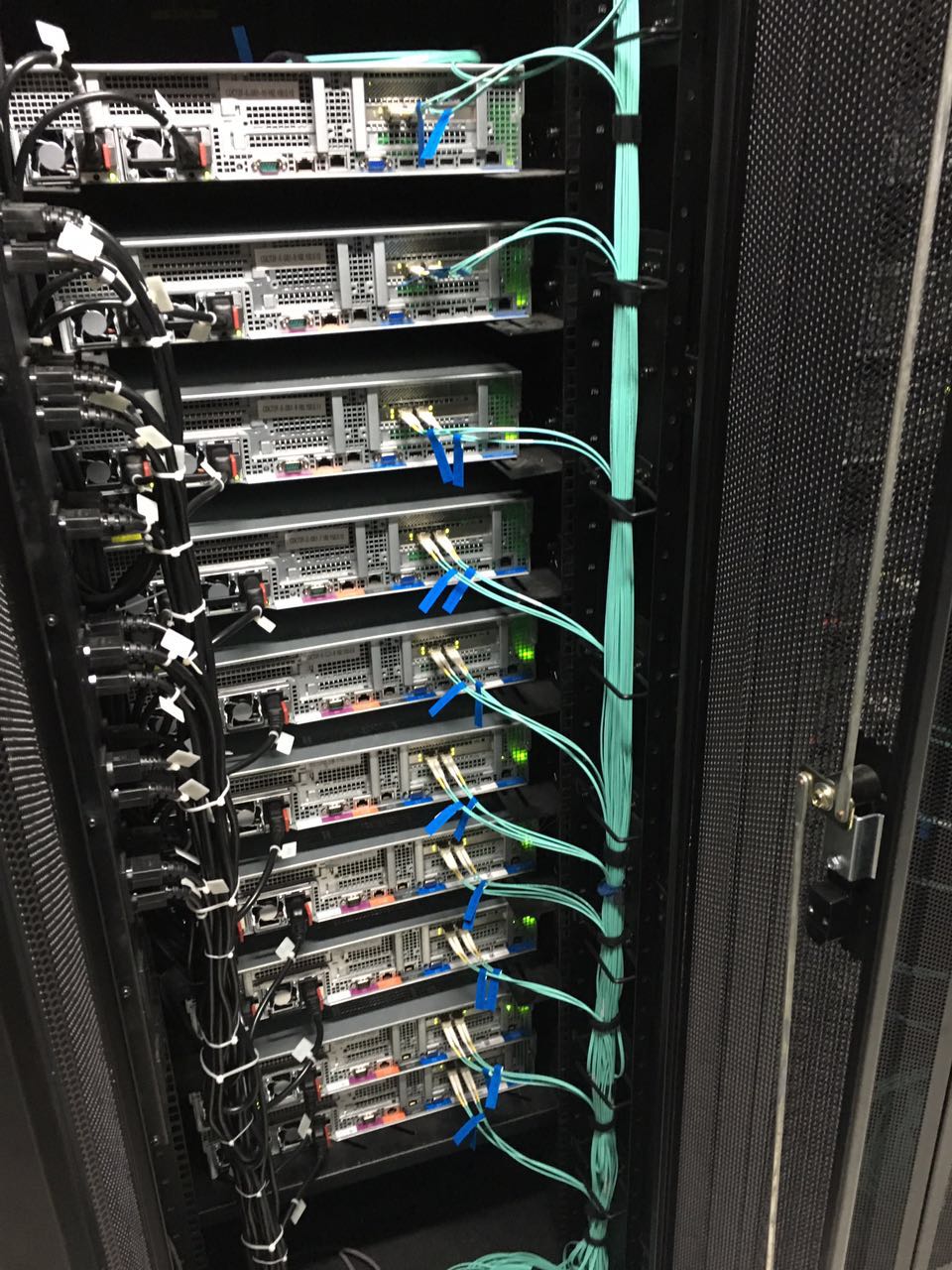 idc機房的機柜一般能放多少臺服務器 idc機房的機柜一般能放多少臺服務器