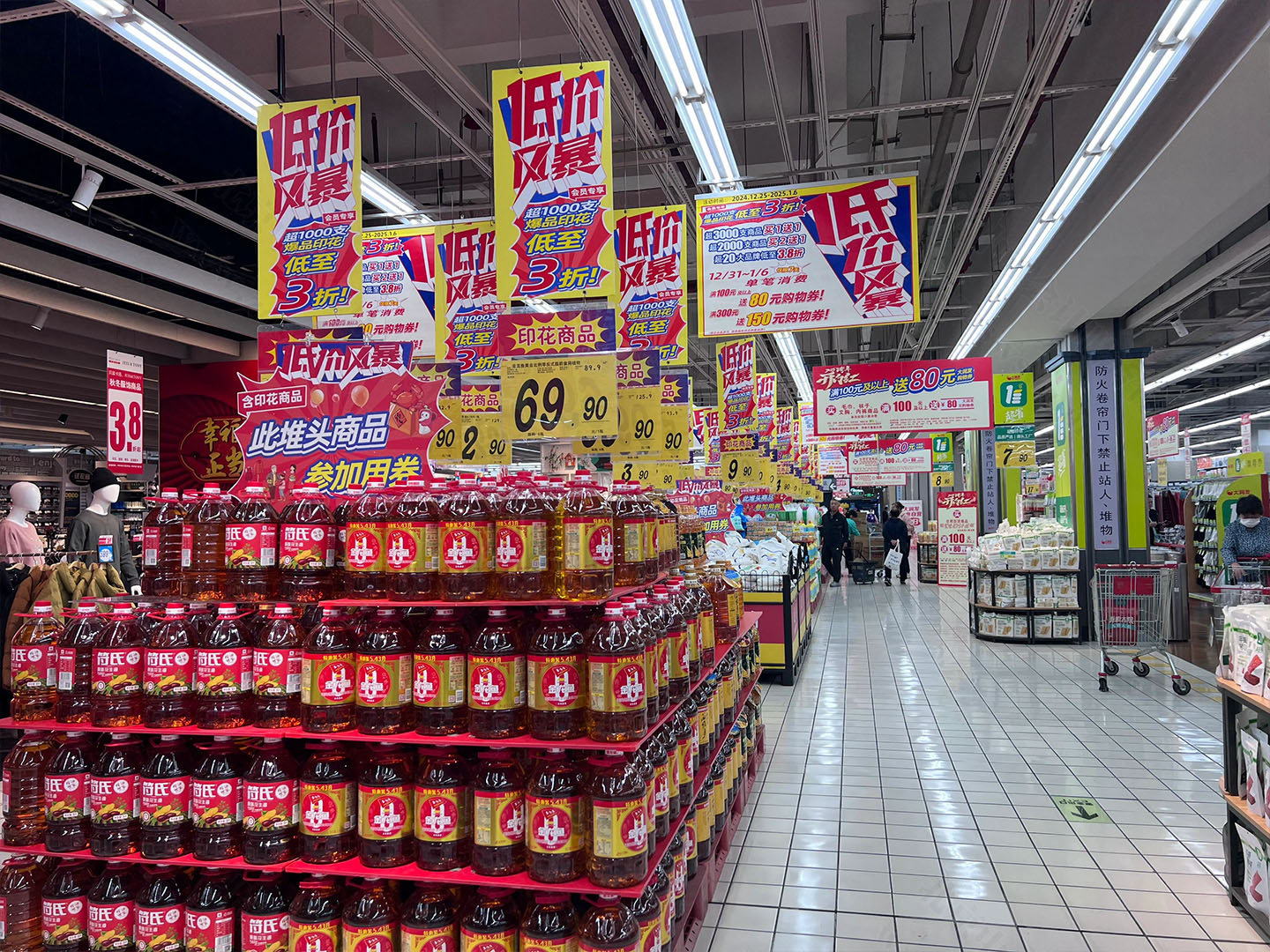 我們公司樓下的大潤(rùn)發(fā)超市在做新年活動(dòng).jpg 我們公司樓下的大潤(rùn)發(fā)超市在做新年活動(dòng).jpg