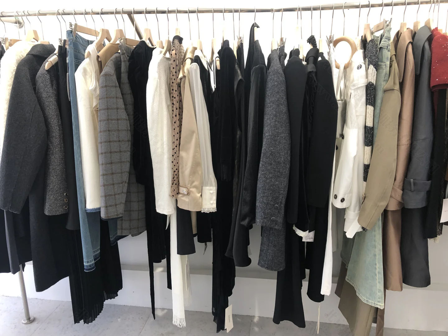 我們樓下新開的女裝店.jpg 我們樓下新開的女裝店.jpg