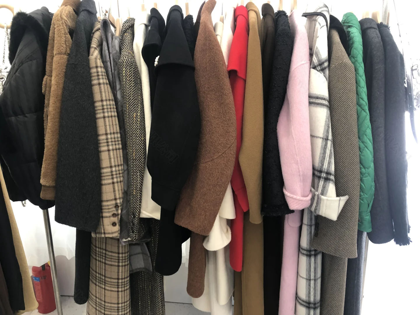 女裝店現在的衣服不是特別多了.jpg 女裝店現在的衣服不是特別多了.jpg