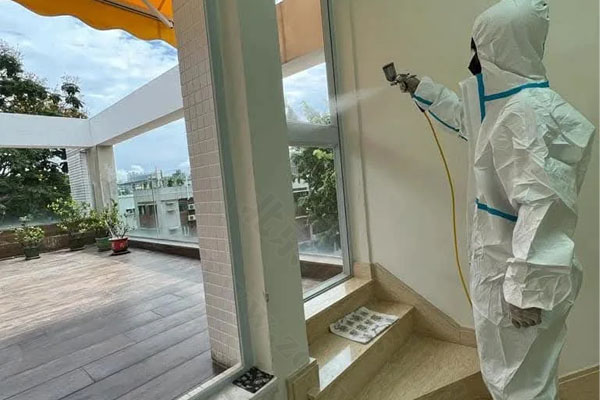 正在做消殺的工作人員.jpg 正在做消殺的工作人員.jpg