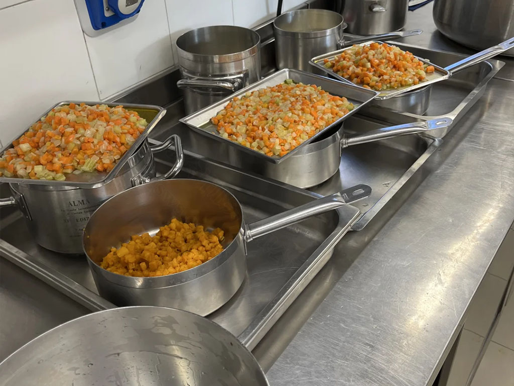 中央廚房食材要準(zhǔn)備的新鮮.jpg 中央廚房食材要準(zhǔn)備的新鮮.jpg