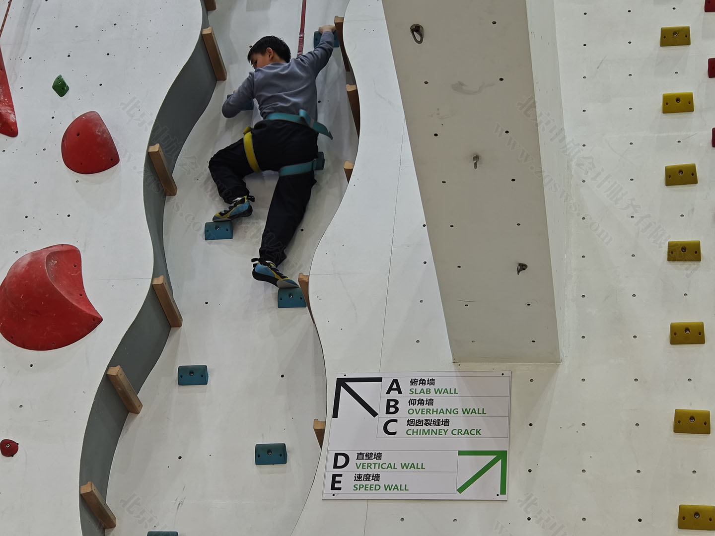 正在攀巖的小朋友.jpg