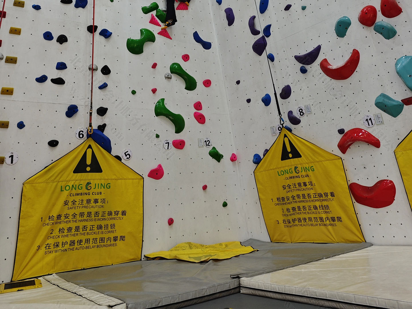 攀巖館一定要做好安全防護.jpg