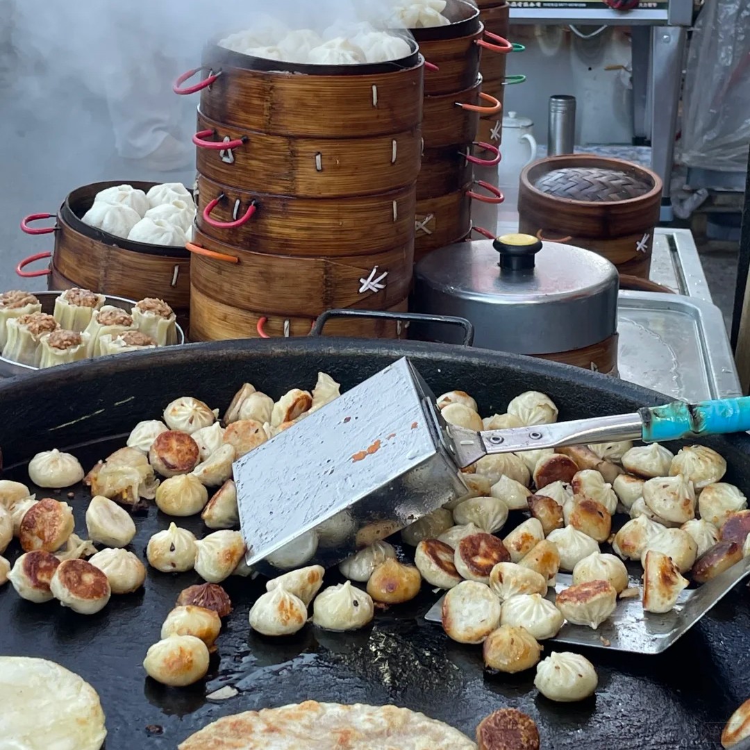 熱騰騰的水煎包，賣(mài)的非常好.jpg