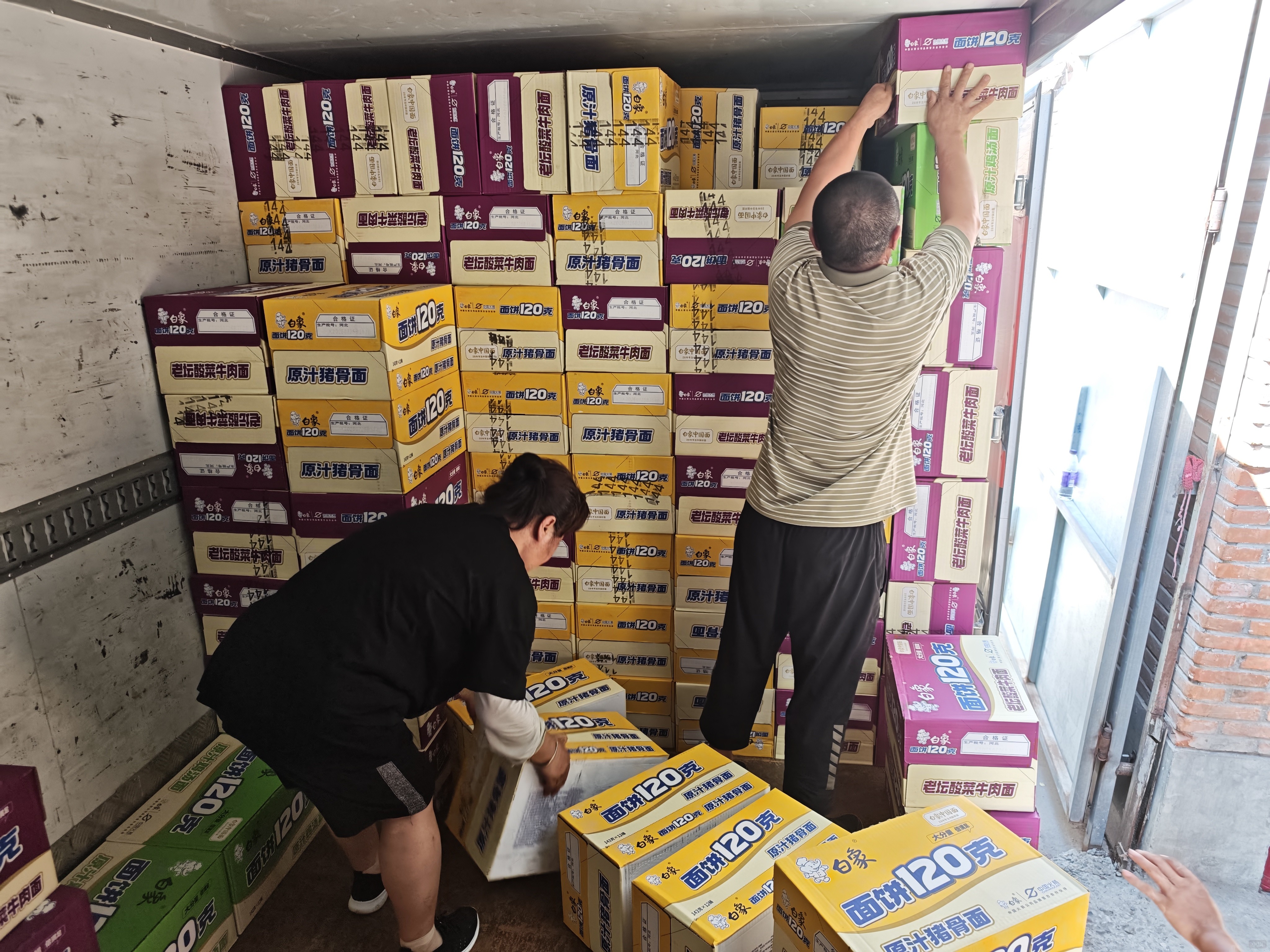 京AA89545的車主在悶熱的車廂內擺放運送物資 京AA89545的車主在悶熱的車廂內擺放運送物資