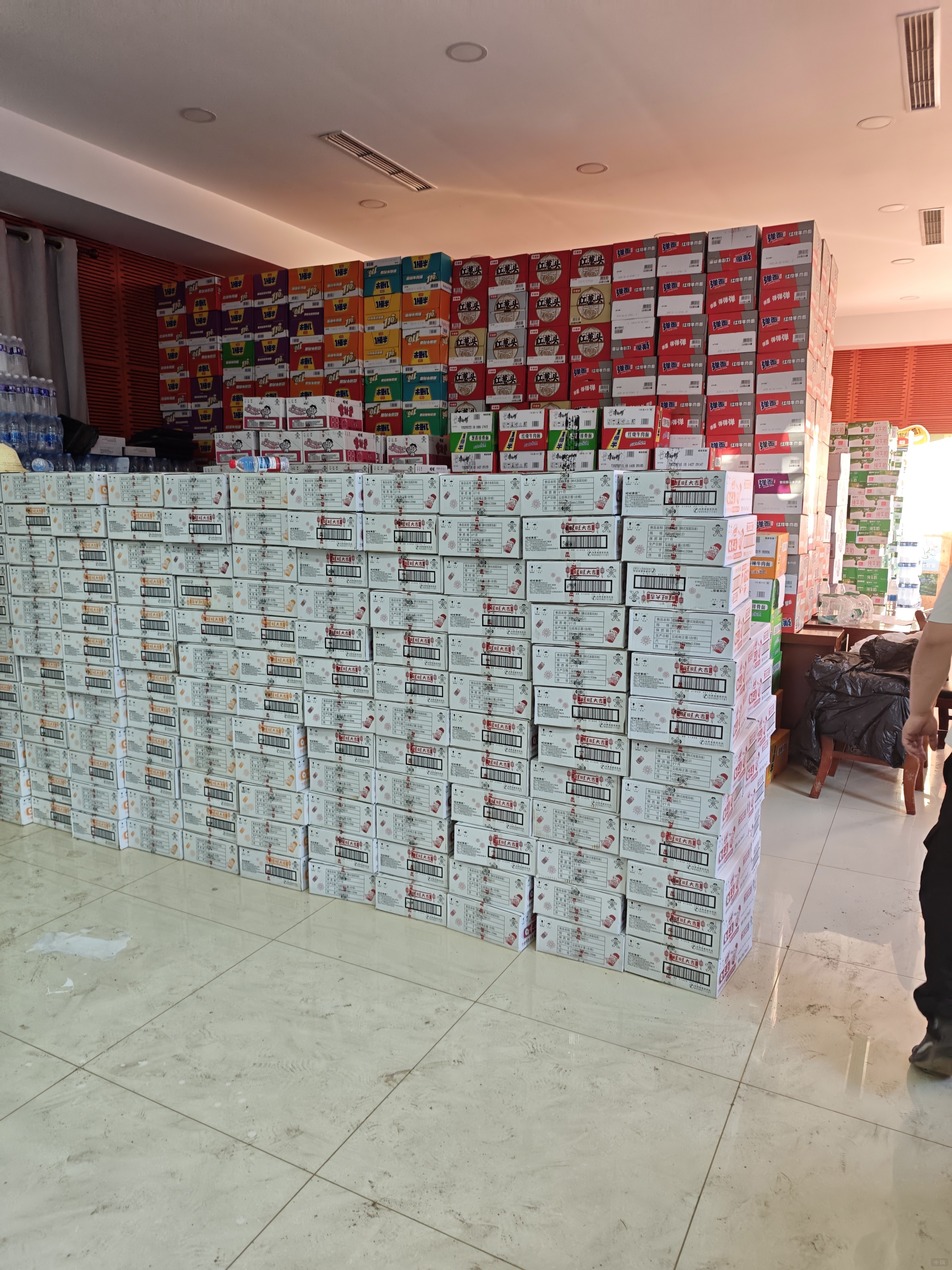 將所有救援物資擺放整齊 將所有救援物資擺放整齊