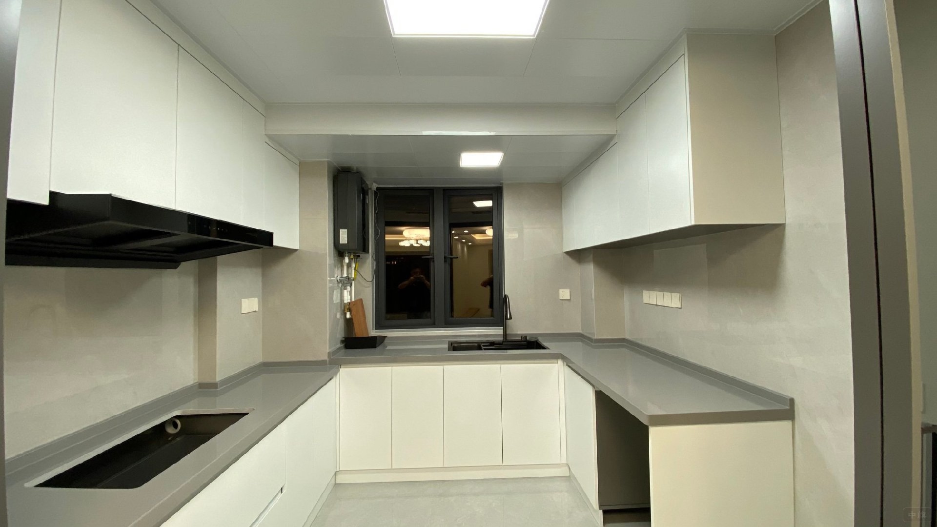 開荒保潔阿姨做的衛(wèi)生還是非常干凈的