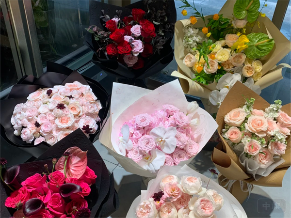 鮮花擺滿了一地一會跑腿來取
