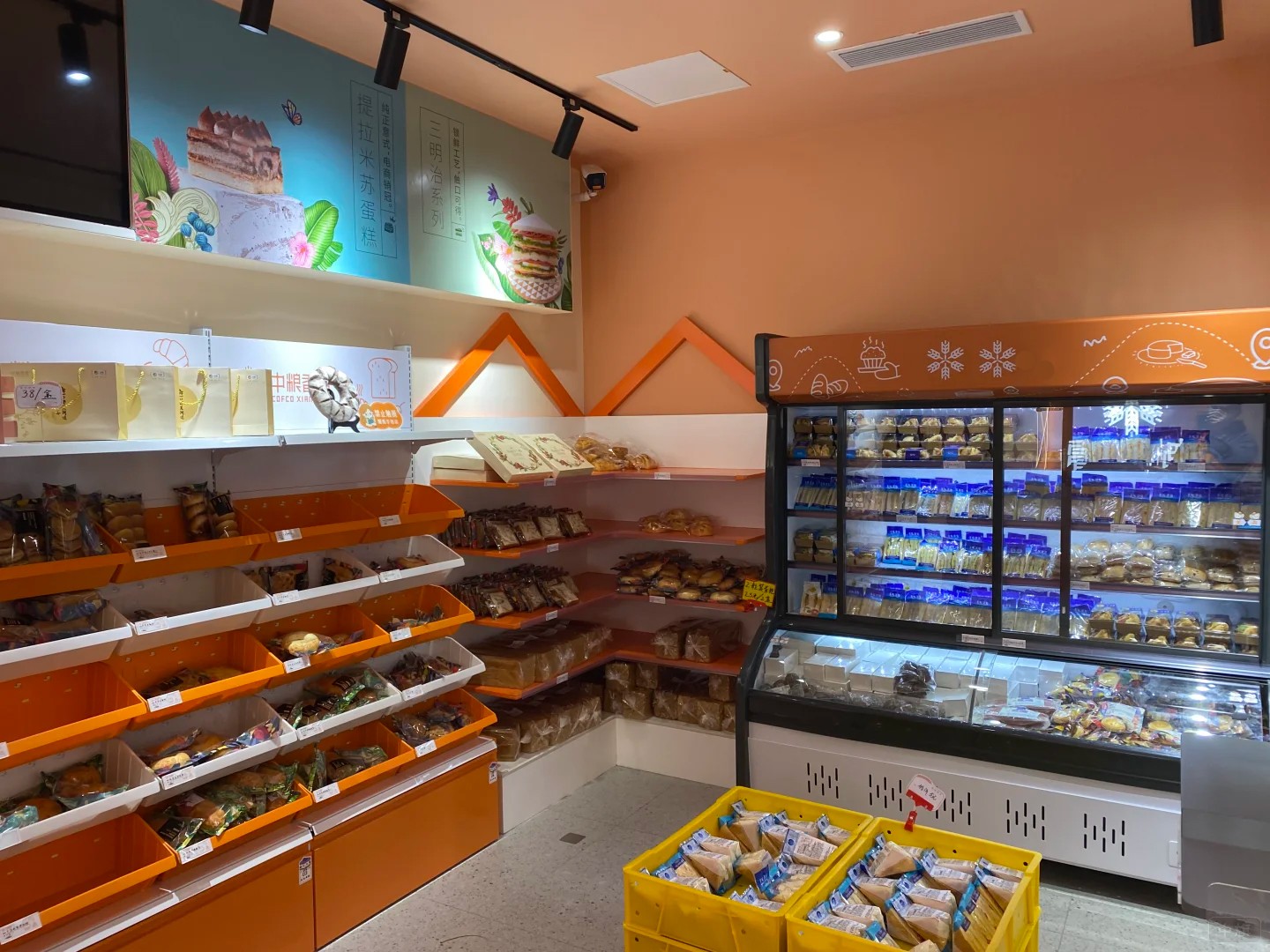 食品廠統(tǒng)一標(biāo)準(zhǔn)生產(chǎn)，然后前端售賣