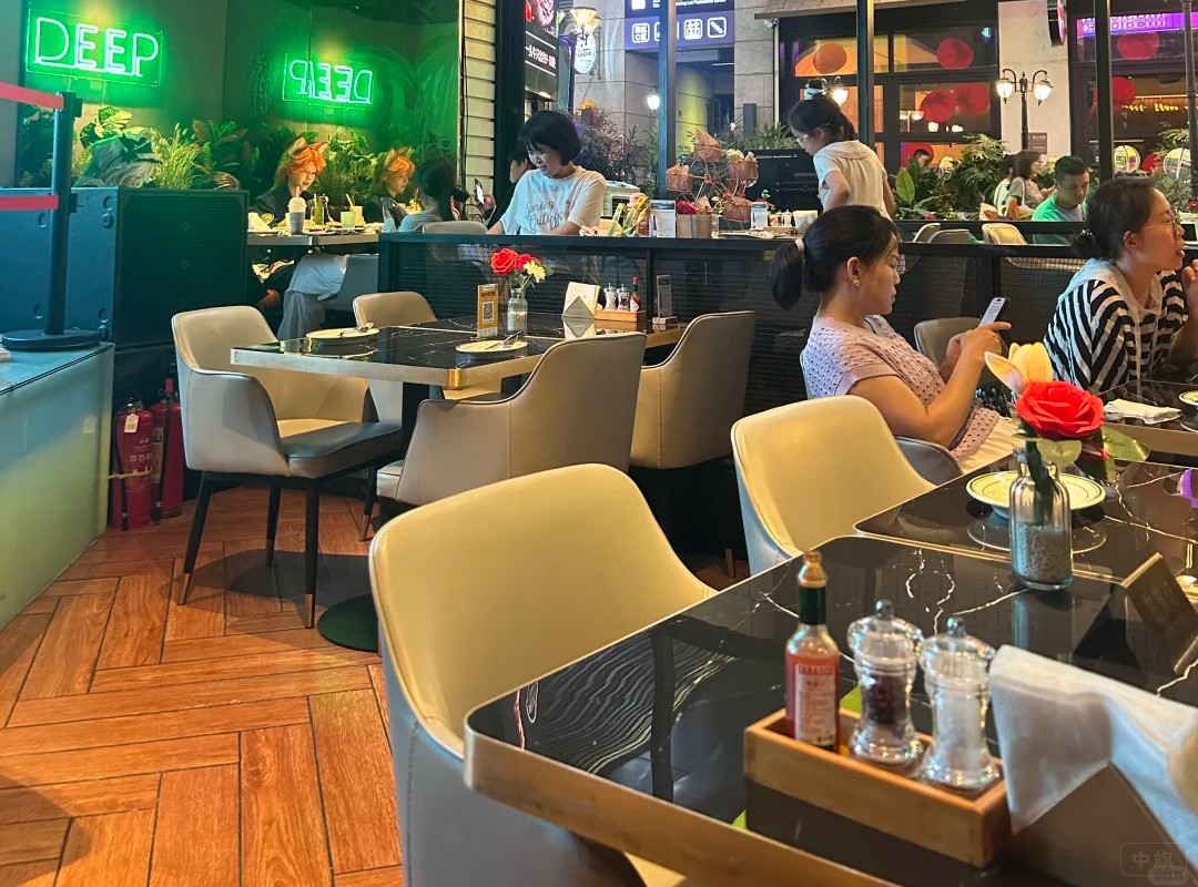 現在酒吧肯定都要配上餐飲 現在酒吧肯定都要配上餐飲