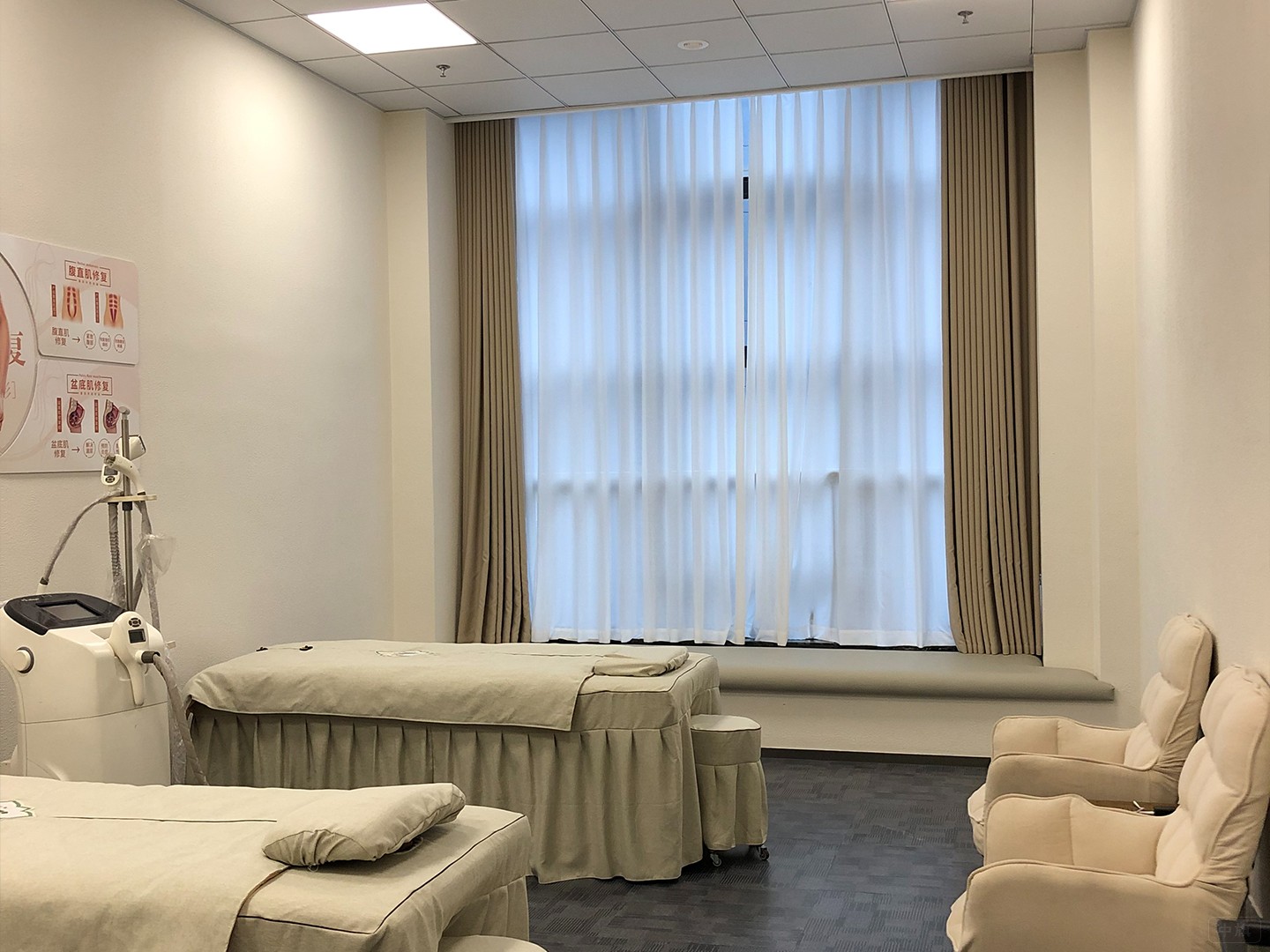 產(chǎn)后恢復(fù)中心的恢復(fù)床和理療儀器 產(chǎn)后恢復(fù)中心的恢復(fù)床和理療儀器