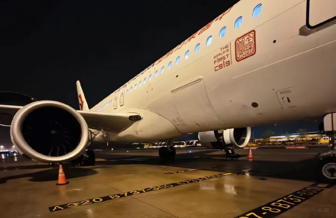 機務工程師正在檢修飛機 機務工程師正在檢修飛機