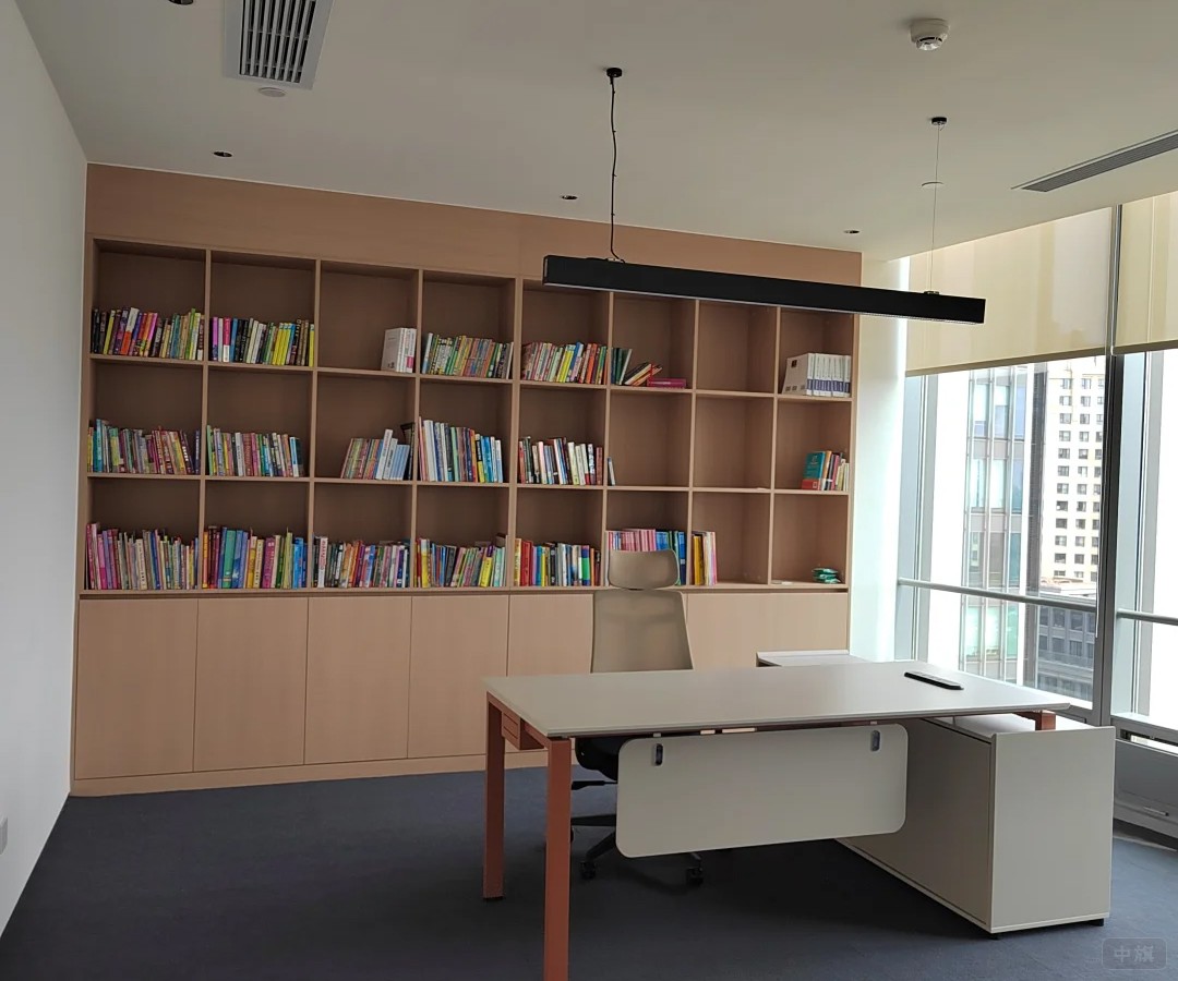 剛裝修號的教育機構老師辦公室