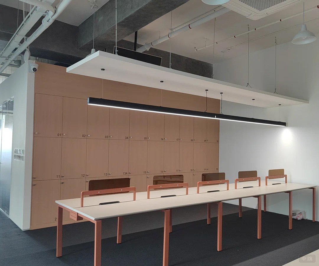 前邊是培訓的地方，后邊是衣服柜，可以放書包