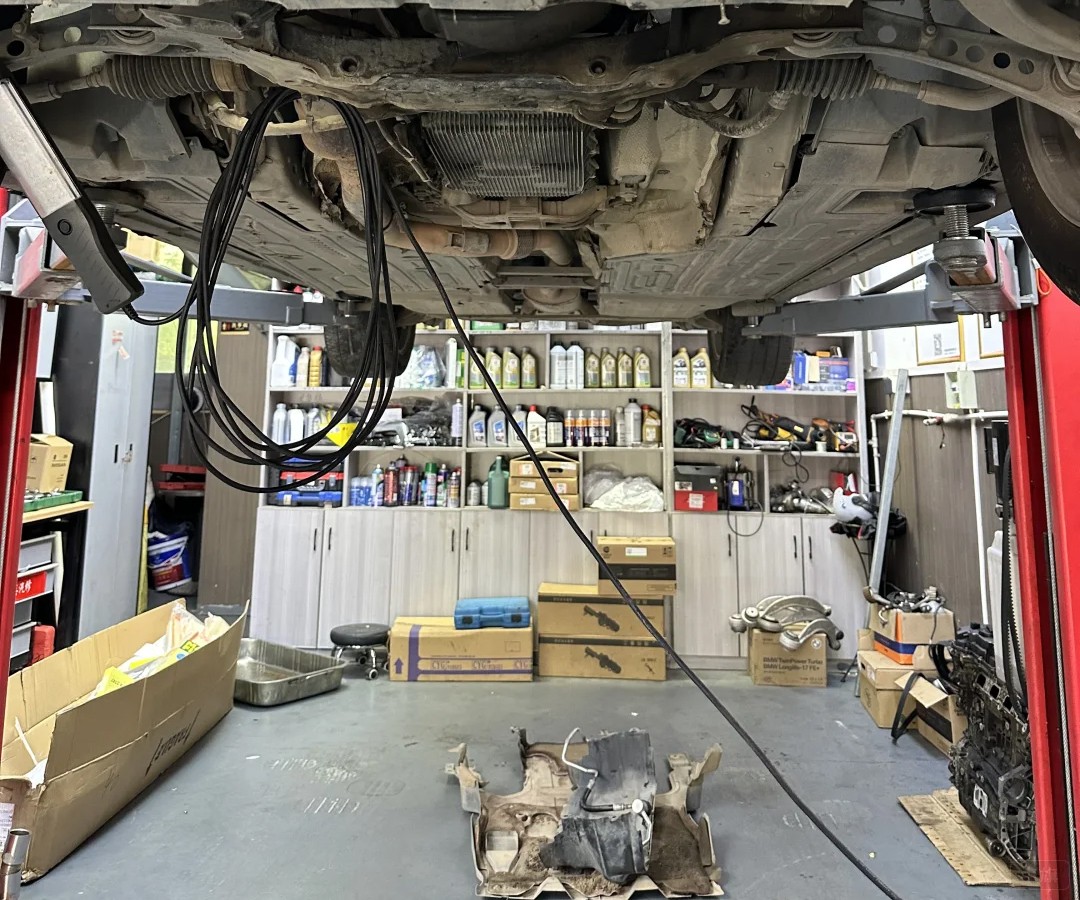 朋友開的汽車維修小店