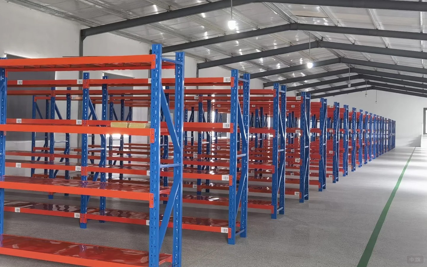 庫(kù)房上的貨架 庫(kù)房上的貨架