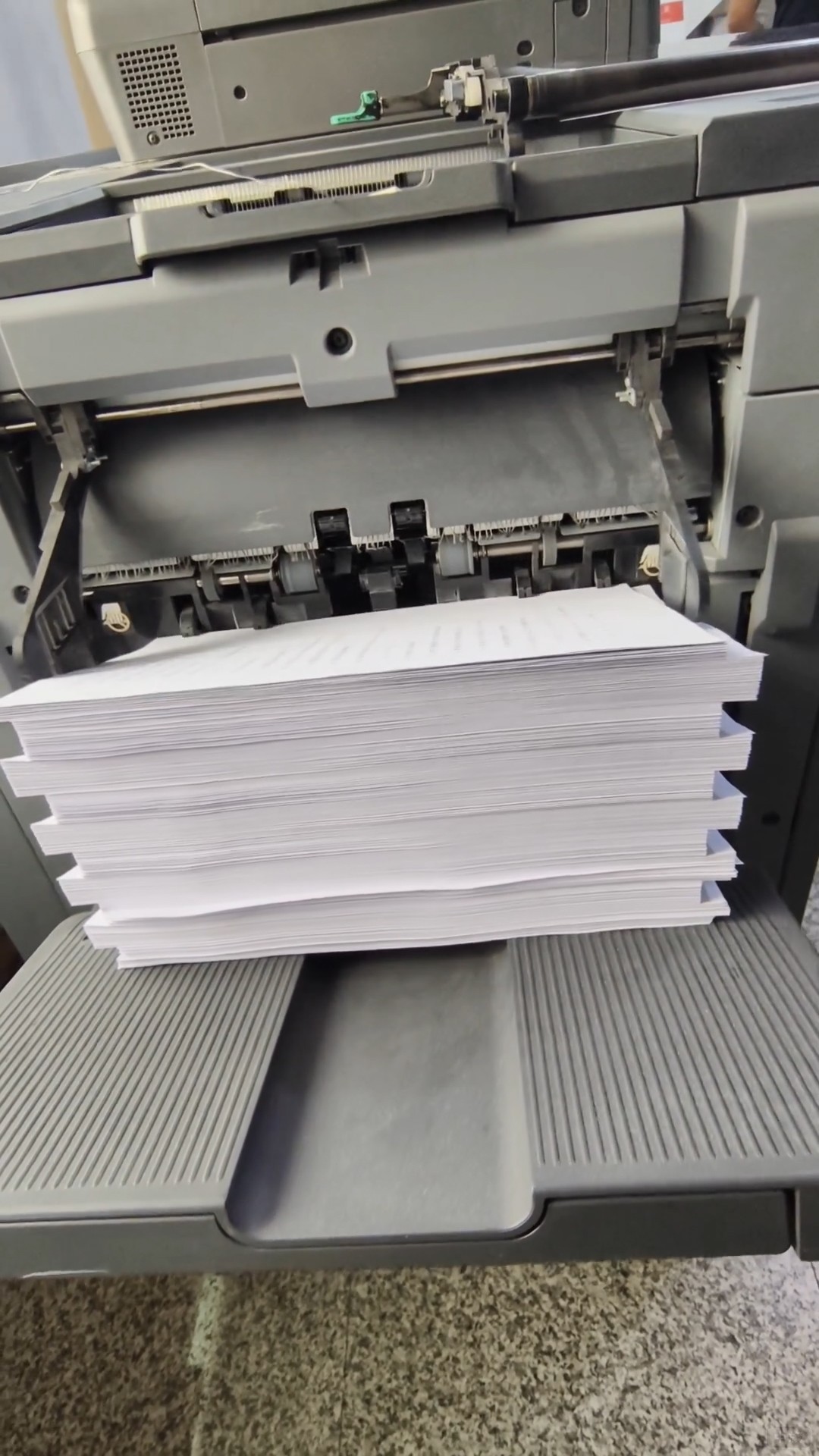 正在給客戶印刷宣傳冊