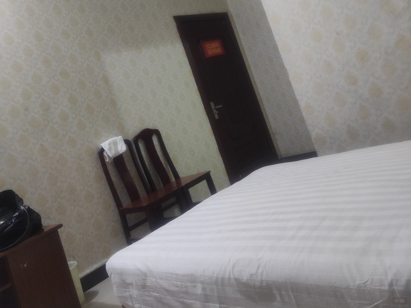 進屋就是一張床其它的都沒有，房費150