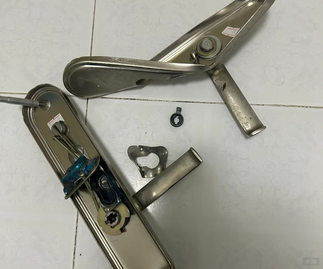 叫了個開鎖師傅,直接拆解開 叫了個開鎖師傅,直接拆解開