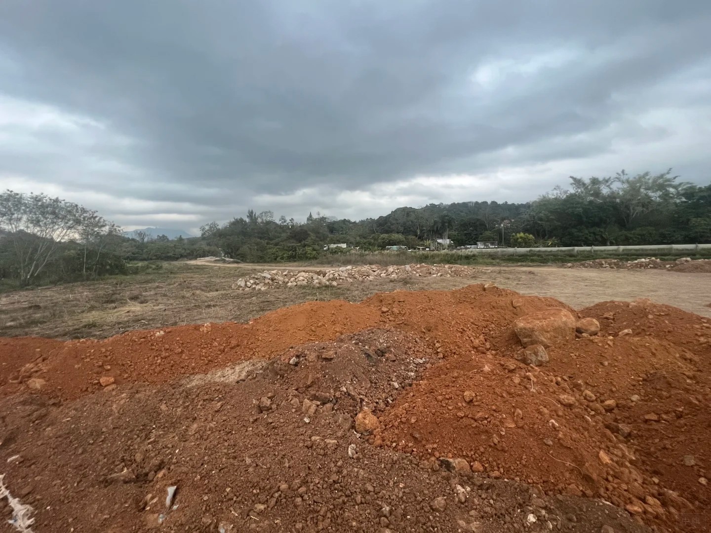 尚未開發的土地現在已經閑置 尚未開發的土地現在已經閑置