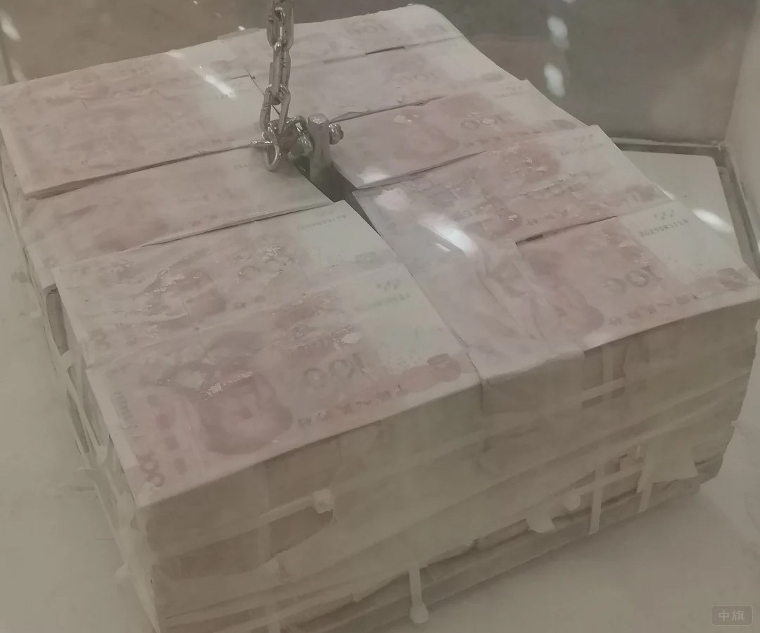 以前有個商場搞活動，百萬現金用手提，看有多種，經測量在23.5斤左右